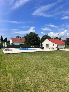 Pool & River House - Lazara